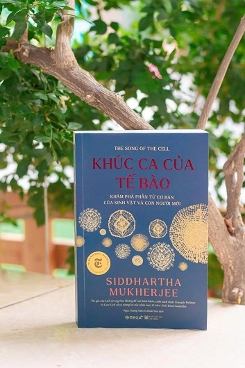 The Song of the Cell: An Exploration of Medicine and the New Human được xuất bản lần đầu vào năm 2022. Trong ảnh: Bản tiếng Việt của cuốn sách được ấn hành mới đây. Tác giả: Mai Phương The Song of the Cell: An Exploration of Medicine and the New Human được xuất bản lần đầu vào năm 2022. Trong ảnh: Bản tiếng Việt của cuốn sách được ấn hành mới đây. Tác giả: Mai Phương