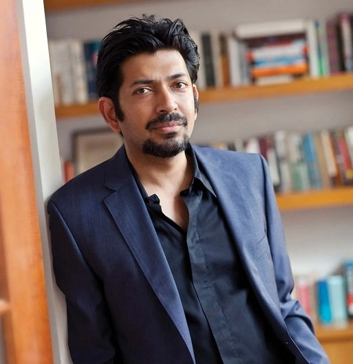 Siddhartha Mukherjee (1970) là Phó giáo sư Y khoa tại Đại học Columbia đồng thời là bác sĩ và nhà nghiên cứu về ung thư. Ông đã tốt nghiệp Đại học Stanford, Đại học Oxford và Trường Y Harvard, có bài đăng trên nhiều tạp chí và tờ báo nổi tiếng như Nature, The New Yorker, New York Times... Ảnh: manasai.co Siddhartha Mukherjee (1970) là Phó giáo sư Y khoa tại Đại học Columbia đồng thời là bác sĩ và nhà nghiên cứu về ung thư. Ông đã tốt nghiệp Đại học Stanford, Đại học Oxford và Trường Y Harvard, có bài đăng trên nhiều tạp chí và tờ báo nổi tiếng như Nature, The New Yorker, New York Times... Ảnh: manasai.co