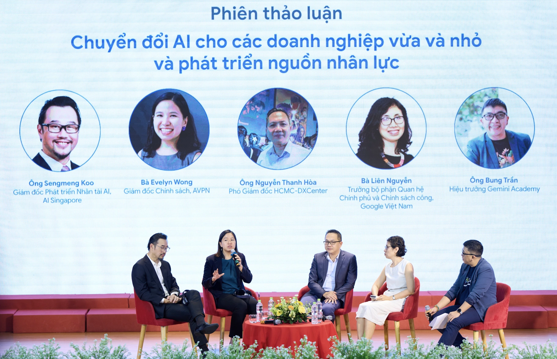 Diễn đàn "Chuyển đổi AI cho doanh nghiệp vừa và nhỏ và phát triển nguồn nhân lực" được tổ chức trong khuôn khô hội thảo "Từ chuyển đổi số đến chuyển đổi AI". Diễn đàn "Chuyển đổi AI cho doanh nghiệp vừa và nhỏ và phát triển nguồn nhân lực" được tổ chức trong khuôn khô hội thảo "Từ chuyển đổi số đến chuyển đổi AI".