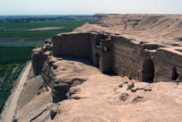 03bFortifications-at-Dura-Europos.jpg