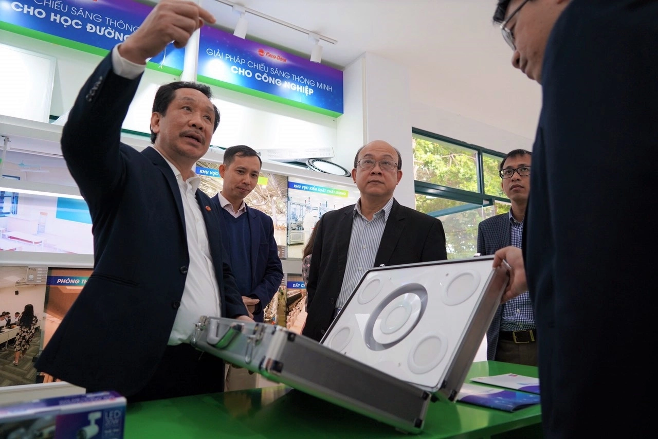 Hiệu trưởng ĐH Bách khoa HN Huỳnh Quyết Thắng (giữa) nghe ông Nguyễn Đoàn Kết (trái), Phó tổng Giám đốc Công ty CP Bóng đèn Phích nước Rạng Đông, giới thiệu về công nghệ chiếu sáng thông minh. Ảnh: CCPR-Hạnh Phạm Hiệu trưởng ĐH Bách khoa HN Huỳnh Quyết Thắng (giữa) nghe ông Nguyễn Đoàn Kết (trái), Phó tổng Giám đốc Công ty CP Bóng đèn Phích nước Rạng Đông, giới thiệu về công nghệ chiếu sáng thông minh. Ảnh: CCPR-Hạnh Phạm