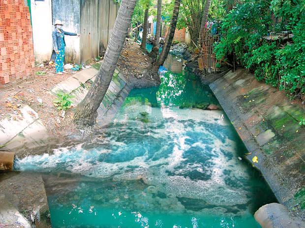 Ô nhiễm nguồn nước xung quanh khu vực có các nhà máy dệt nhuộm. Ô nhiễm nguồn nước xung quanh khu vực có các nhà máy dệt nhuộm.