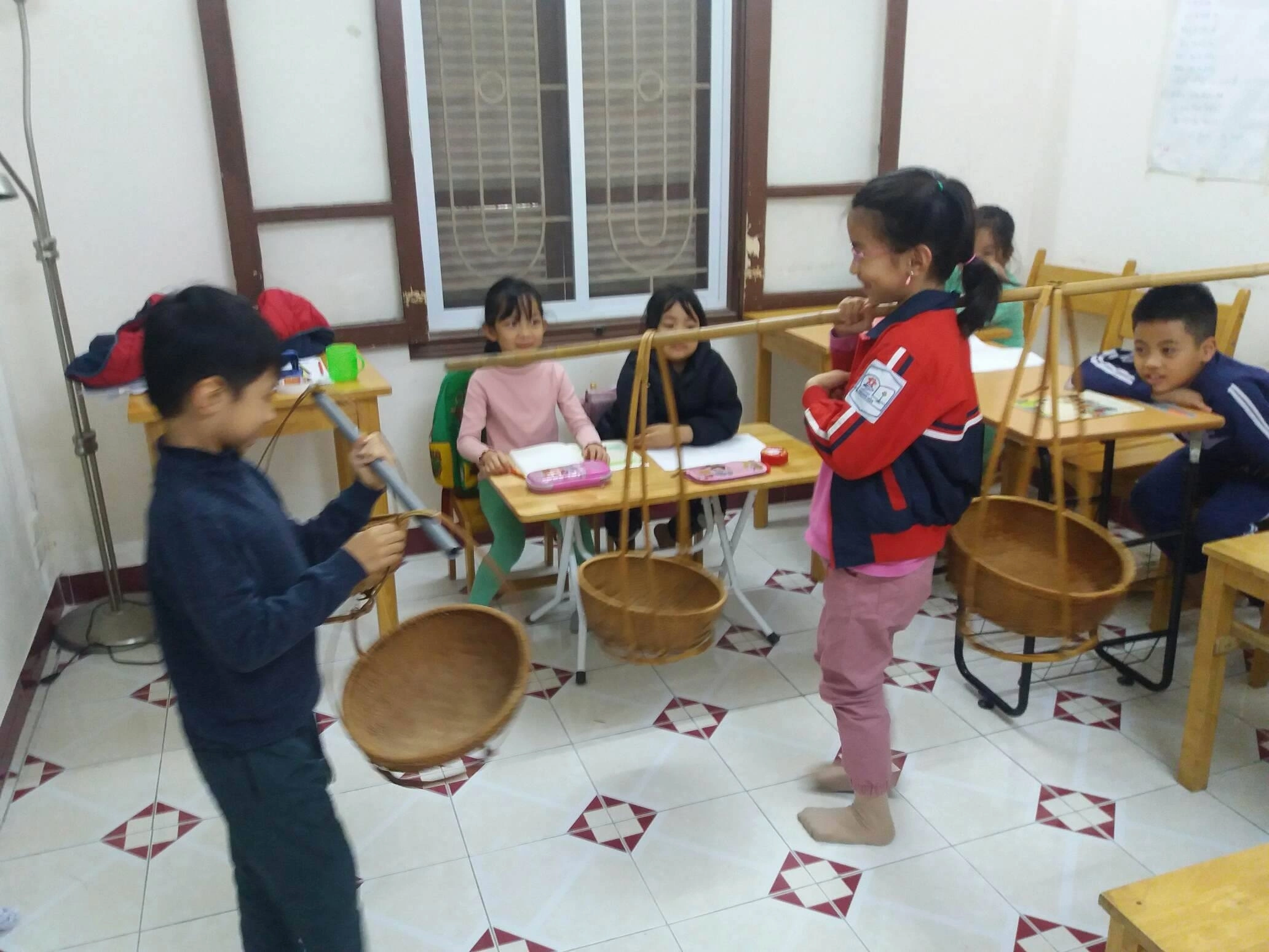 Cánh Buồm giáo dục cảm xúc nghệ thuật bằng cách hướng dẫn học sinh học về lòng đồng cảm; học thao tác tưởng tượng, liên tưởng, sắp xếp bố cục... Trong ảnh: Một buổi học về lòng đồng cảm theo phương pháp Cánh Buồm ở CLB Ô Xinh. Tác giả: CB. Cánh Buồm giáo dục cảm xúc nghệ thuật bằng cách hướng dẫn học sinh học về lòng đồng cảm; học thao tác tưởng tượng, liên tưởng, sắp xếp bố cục... Trong ảnh: Một buổi học về lòng đồng cảm theo phương pháp Cánh Buồm ở CLB Ô Xinh. Tác giả: CB.