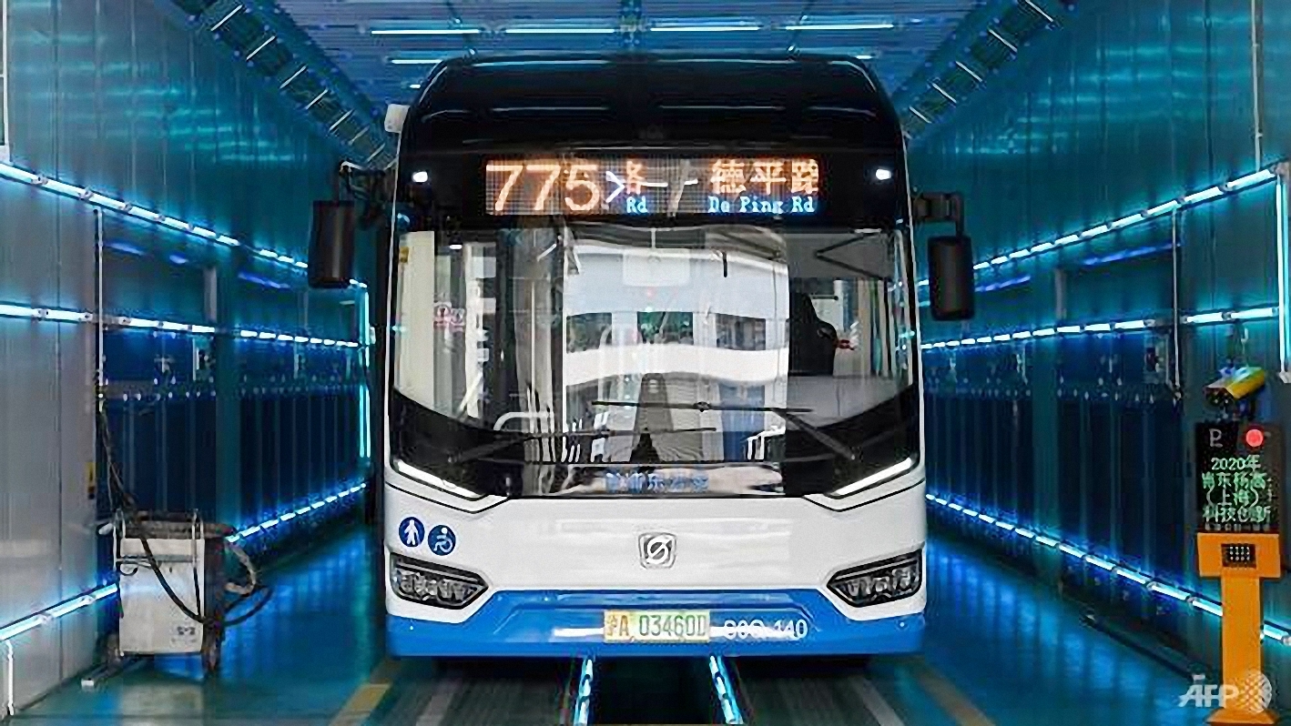 Xe buýt trong phòng khử trùng bằng tia cực tím. Ảnh: AFP Xe buýt trong phòng khử trùng bằng tia cực tím. Ảnh: AFP