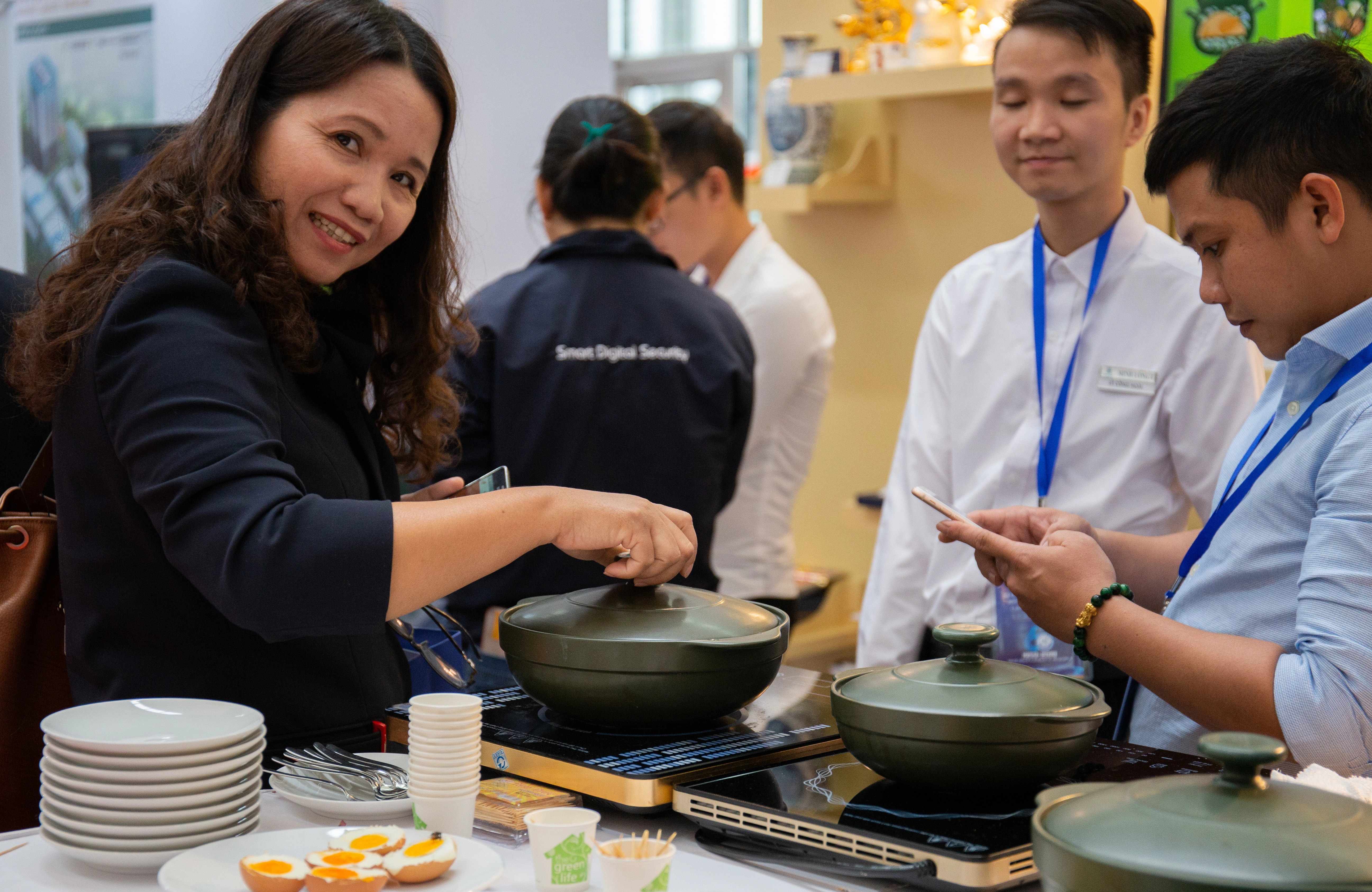 Khách dùng thử bộ nồi sứ dưỡng sinh của Minh Long 1. Ảnh: Hoàng Nam Khách dùng thử bộ nồi sứ dưỡng sinh của Minh Long 1. Ảnh: Hoàng Nam