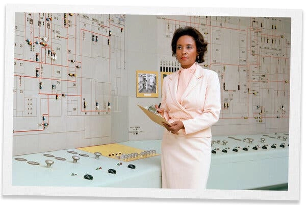 Annie Easley trong phòng điều khiển ở NASA vào năm 1981. Bà công tác tại cơ quan vũ trụ trong 34 năm trước khi nghỉ hưu vào năm 1989. Nguồn: NASA Annie Easley trong phòng điều khiển ở NASA vào năm 1981. Bà công tác tại cơ quan vũ trụ trong 34 năm trước khi nghỉ hưu vào năm 1989. Nguồn: NASA