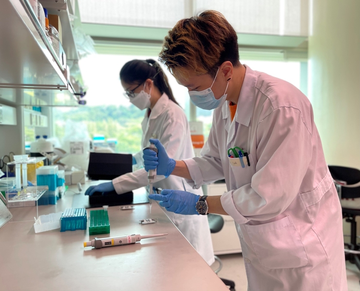 b88SMARTSMART-researcher-and-co-author-of-the-paper-Hoi-Lok-Cheng-performs-the-rapid-neutralising-antibody-test-on-the-lab-prototype.jpg