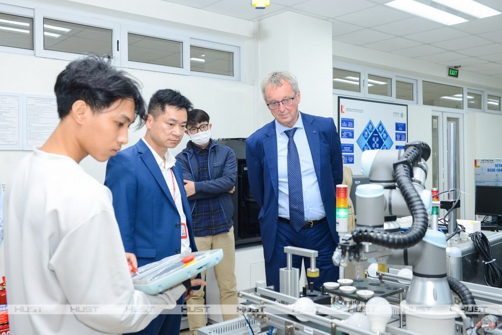 Đại diện tổ chức HCERES tham quan phòng thí nghiệm Đại học Bách khoa Hà Nội. Ảnh: Đại học Bách khoa Hà Nội Đại diện tổ chức HCERES tham quan phòng thí nghiệm Đại học Bách khoa Hà Nội. Ảnh: Đại học Bách khoa Hà Nội