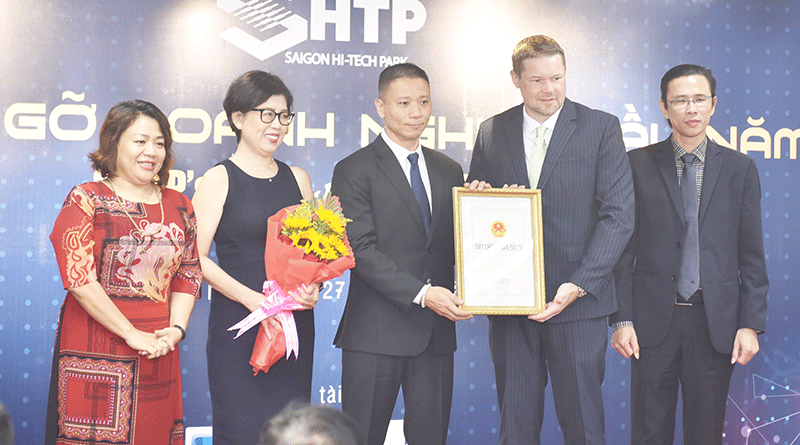 Intel nhận giấy đăng ký chứng nhận từ SHTP Ảnh: Intel Intel nhận giấy đăng ký chứng nhận từ SHTP Ảnh: Intel