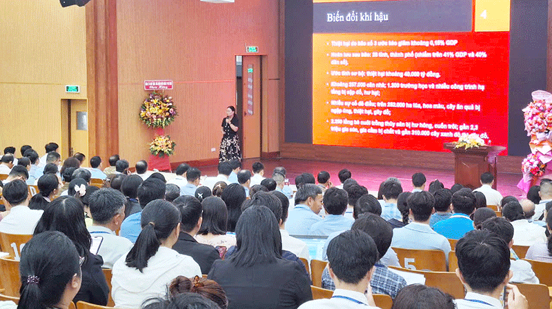 Diễn giả trình bày báo cáo tại Hội thảo Diễn giả trình bày báo cáo tại Hội thảo