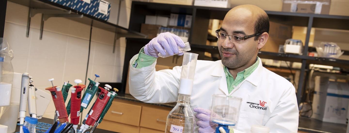 Tiến sĩ Helal Fouad Hetta, trường Y Dược thuộc Đại học Cincinnati, đồng tác giả nghiên cứu. Ảnh: Colleen Kelley/Đại học Cincinnati Tiến sĩ Helal Fouad Hetta, trường Y Dược thuộc Đại học Cincinnati, đồng tác giả nghiên cứu. Ảnh: Colleen Kelley/Đại học Cincinnati