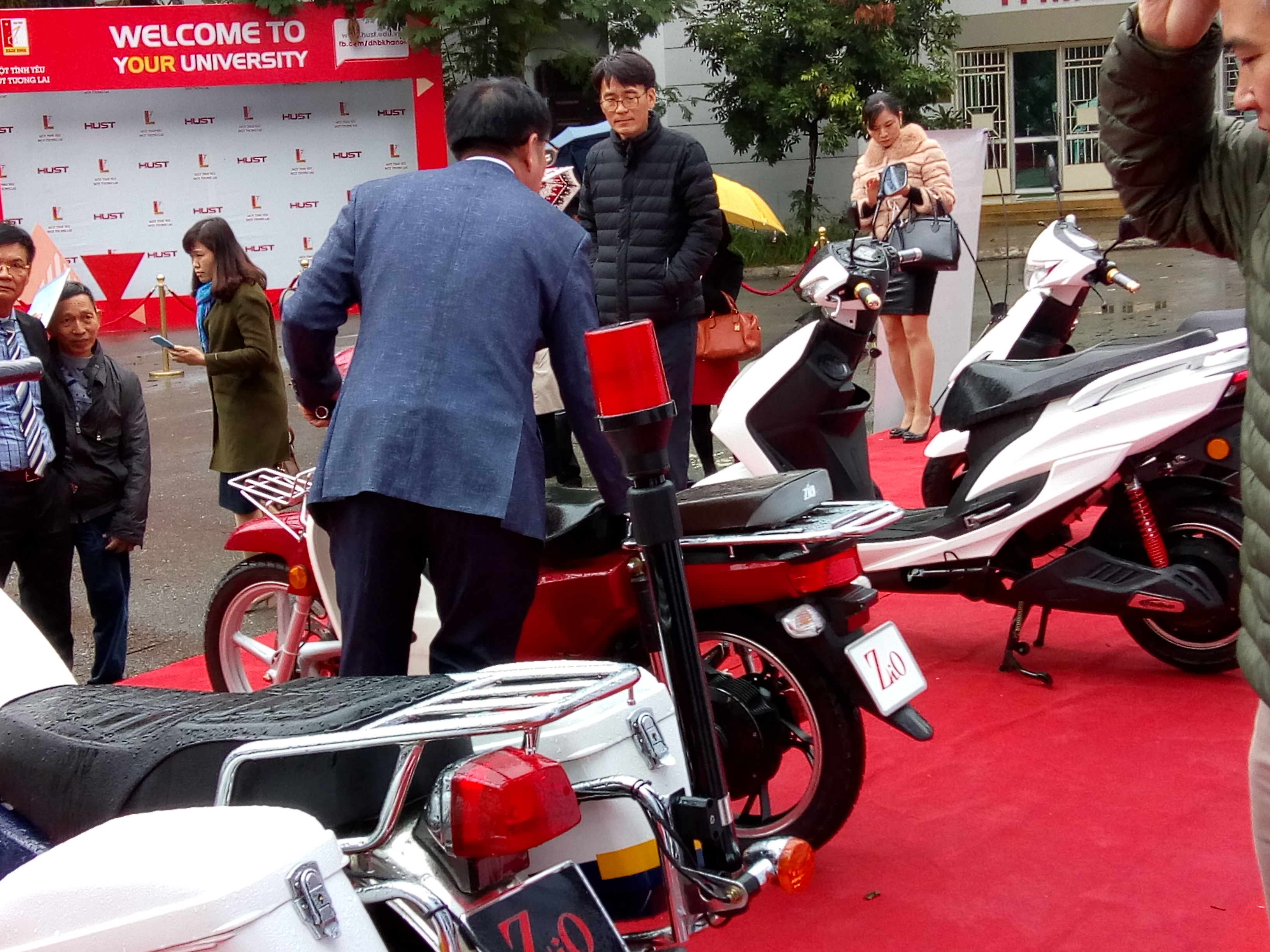 Khách mời đi thử sản phẩm xe máy điện của Zio Motors Khách mời đi thử sản phẩm xe máy điện của Zio Motors