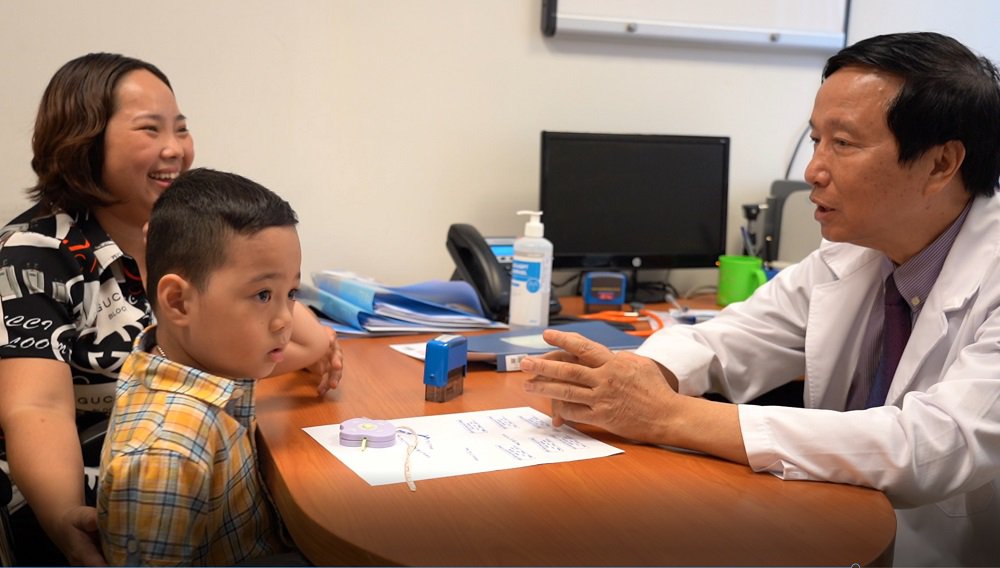 GS. Nguyễn Thanh Liêm trao đổi với trẻ điều trị tại Vinmec. Ảnh: Vinmec GS. Nguyễn Thanh Liêm trao đổi với trẻ điều trị tại Vinmec. Ảnh: Vinmec