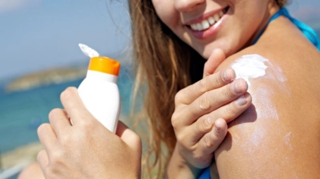 Kem chống nắng có chứa nhiều hợp chất làm hại san hô - Ảnh: Internet Kem chống nắng có chứa nhiều hợp chất làm hại san hô - Ảnh: Internet