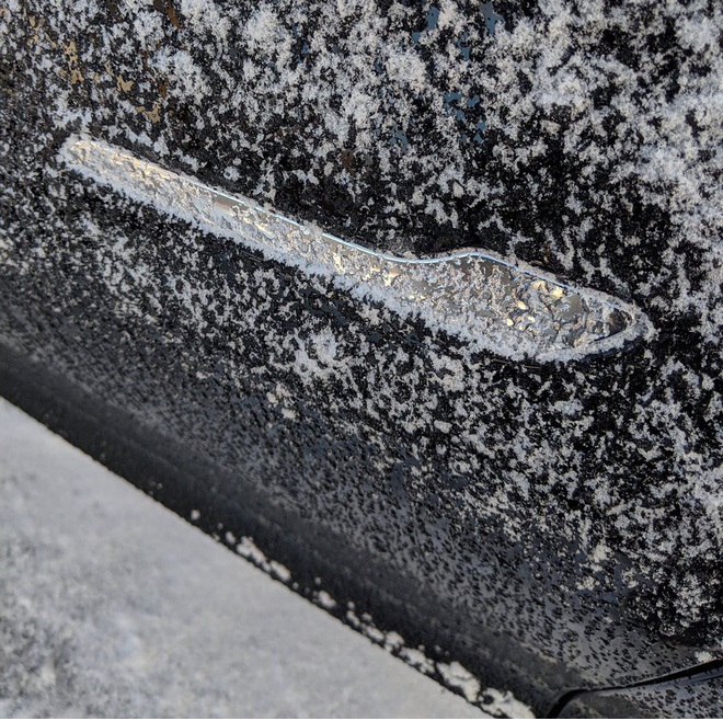 Tay nắm cửa Tesla Model 3 bị băng tuyết phủ kín Tay nắm cửa Tesla Model 3 bị băng tuyết phủ kín