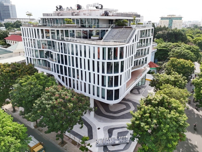 Toà nhà SIHUB nhìn từ trên cao, quảng trường lát đá hoa văn và biển STARTUP HUB trước sảnh