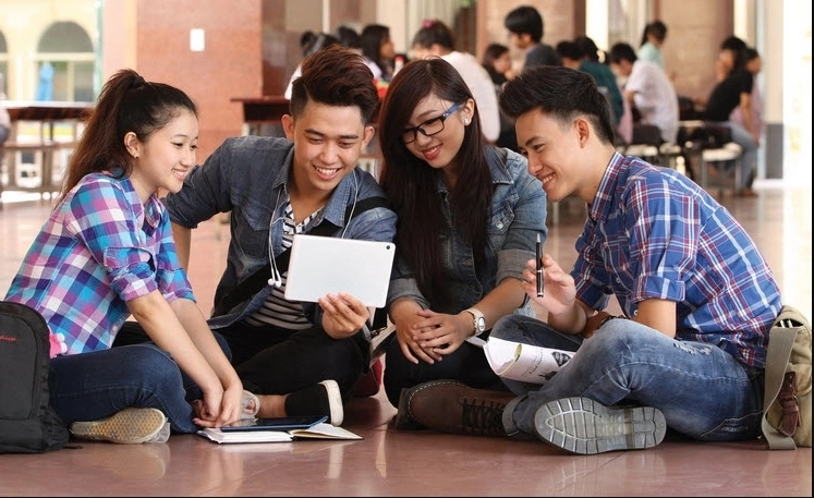 Chi phí giáo dục đại học tại Việt Nam ngày càng tăng, đặc biệt sau khi nhiều trường chuyển sang cơ chế tự chủ, khiến sinh viên và gia đình có thể chịu áp lực tài chính lớn. Ảnh minh họa: Shutter Chi phí giáo dục đại học tại Việt Nam ngày càng tăng, đặc biệt sau khi nhiều trường chuyển sang cơ chế tự chủ, khiến sinh viên và gia đình có thể chịu áp lực tài chính lớn. Ảnh minh họa: Shutter