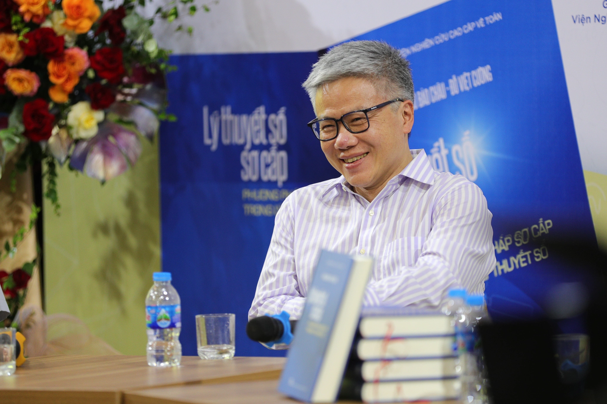 GS. Ngô Bảo Châu trong buổi ra mắt sách chiều 9/8 tại Hà Nội. Ảnh: VNU GS. Ngô Bảo Châu trong buổi ra mắt sách chiều 9/8 tại Hà Nội. Ảnh: VNU