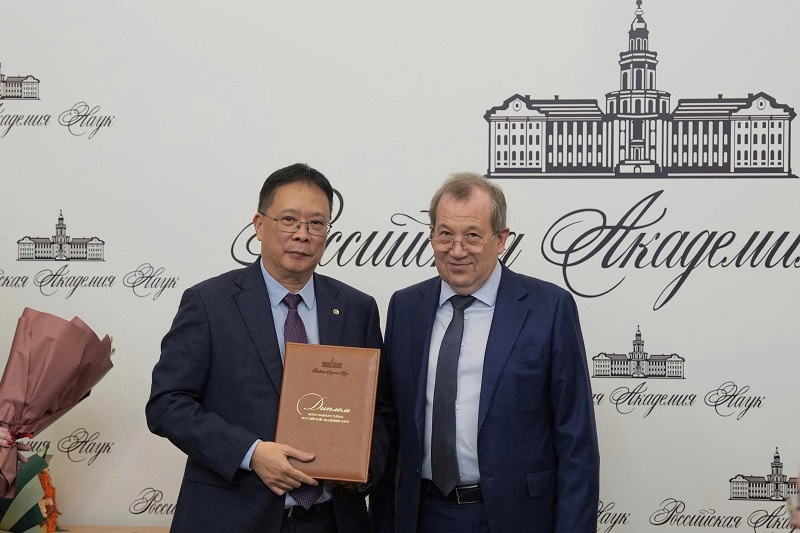 GS.VS. Châu Văn Minh đón nhận danh hiệu Viện sĩ Viện Hàn lâm Khoa học Nga từ GS.VS. Gennedy Kraniskov, Chủ tịch Viện Hàn lâm Khoa học Nga. Nguồn: VAST GS.VS. Châu Văn Minh đón nhận danh hiệu Viện sĩ Viện Hàn lâm Khoa học Nga từ GS.VS. Gennedy Kraniskov, Chủ tịch Viện Hàn lâm Khoa học Nga. Nguồn: VAST