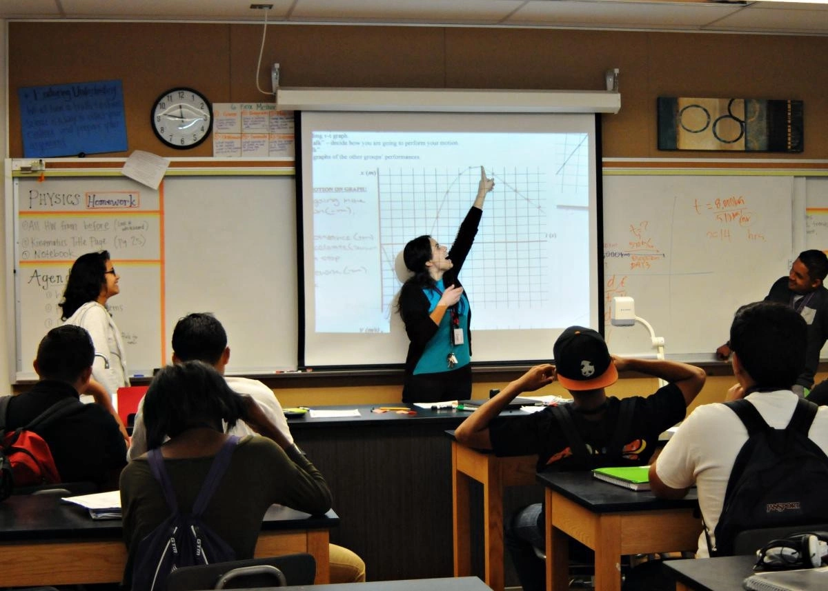 Học viện Nhân quyền Công lý Xã hội (SJHA) ở Los Angeles cống hiến hoàn toàn cho việc đảm bảo mọi học sinh đều cảm thấy an toàn và gắn kết khi là một thành viên của tập thể. Ngôi trường này chủ yếu phục vụ học sinh thuộc cộng đồng Latin và con em những gia đình thu nhập thấp. Ảnh: medium.com Học viện Nhân quyền Công lý Xã hội (SJHA) ở Los Angeles cống hiến hoàn toàn cho việc đảm bảo mọi học sinh đều cảm thấy an toàn và gắn kết khi là một thành viên của tập thể. Ngôi trường này chủ yếu phục vụ học sinh thuộc cộng đồng Latin và con em những gia đình thu nhập thấp. Ảnh: medium.com