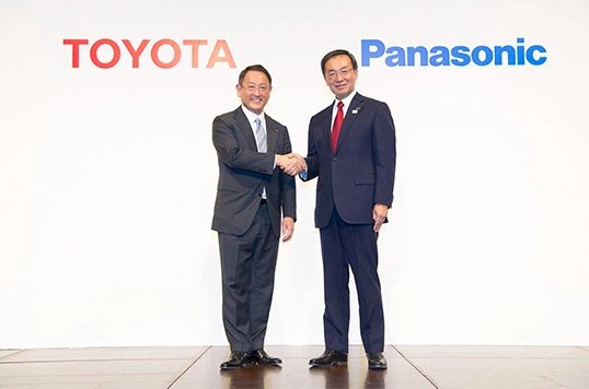 Lãnh đạo của Toyota và Panasonic, hai người khổng lồ công nghiệp của Nhật Bản, trong lễ ký kết thành lập liên danh. Ảnh: Toyota. Lãnh đạo của Toyota và Panasonic, hai người khổng lồ công nghiệp của Nhật Bản, trong lễ ký kết thành lập liên danh. Ảnh: Toyota.