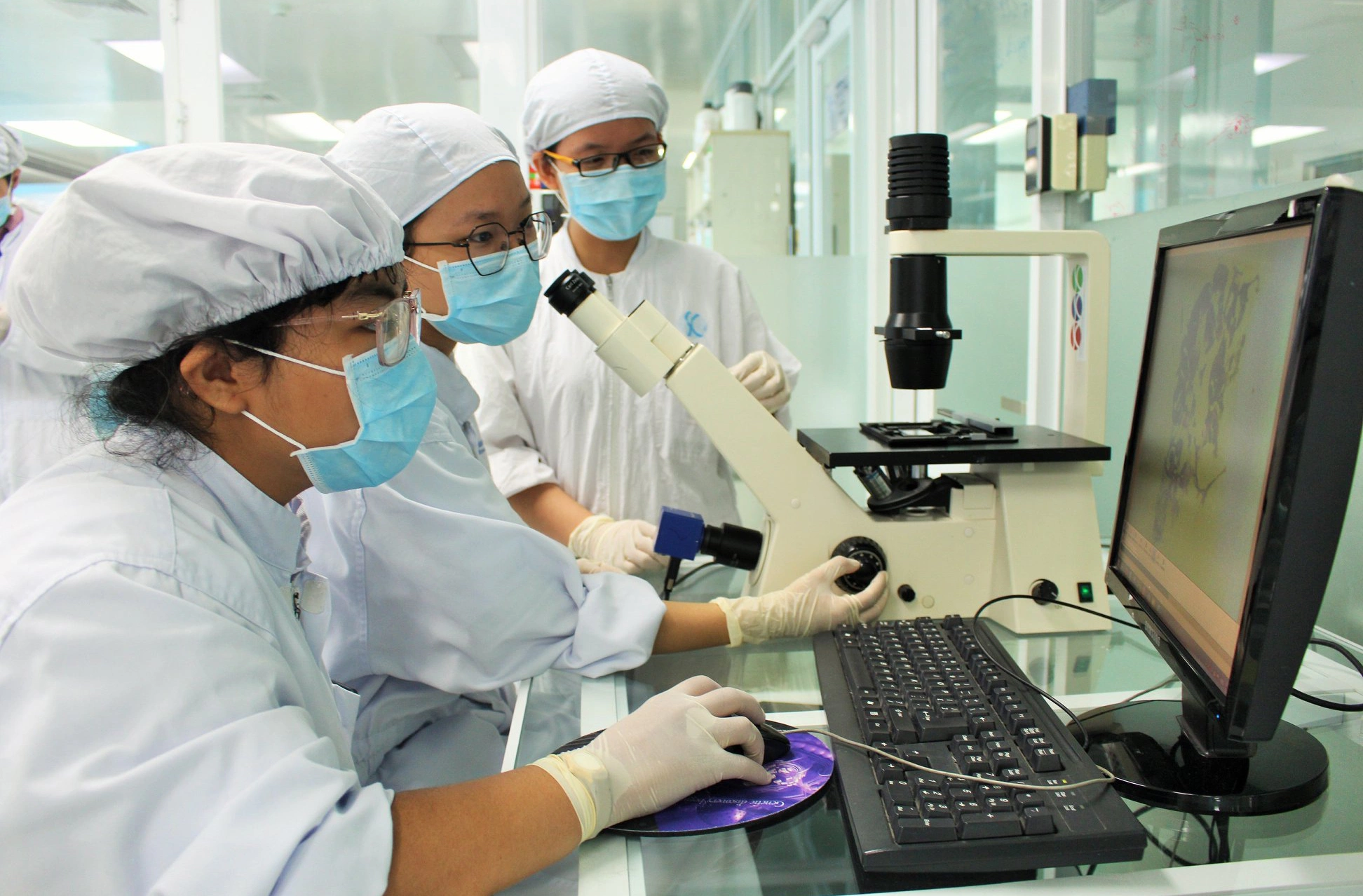 Các nhà nghiên cứu Viện Tế bào gốc trong phòng thí nghiệm. Nguồn: Viện Tế bào gốc Các nhà nghiên cứu Viện Tế bào gốc trong phòng thí nghiệm. Nguồn: Viện Tế bào gốc