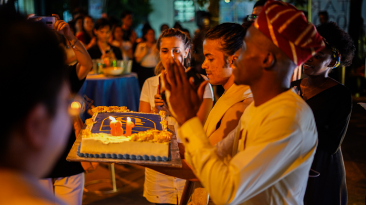 Sinh viên hát chúc mừng sinh nhật tuổi 18 của Khoa Quốc tế. Sinh viên hát chúc mừng sinh nhật tuổi 18 của Khoa Quốc tế.