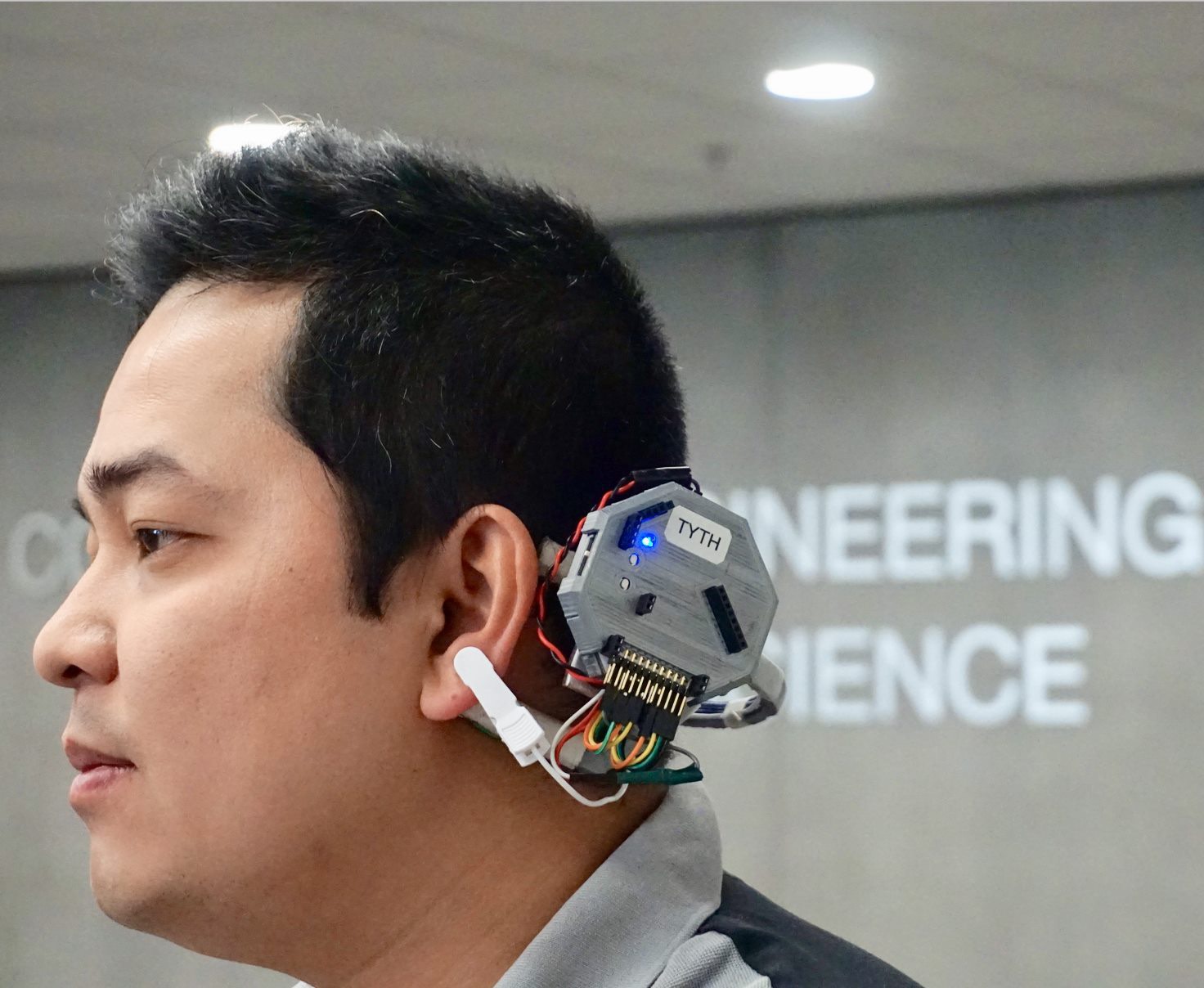 TS. Nguyễn Văn Phúc thử nghiệm thiết bị đeo tai có khả năng nhận diện các tín hiệu cử động răng-lưỡi để thay thế cho bàn phím điều khiển | Ảnh: NVCC TS. Nguyễn Văn Phúc thử nghiệm thiết bị đeo tai có khả năng nhận diện các tín hiệu cử động răng-lưỡi để thay thế cho bàn phím điều khiển | Ảnh: NVCC